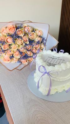 40 White Roses + 18cm Cake