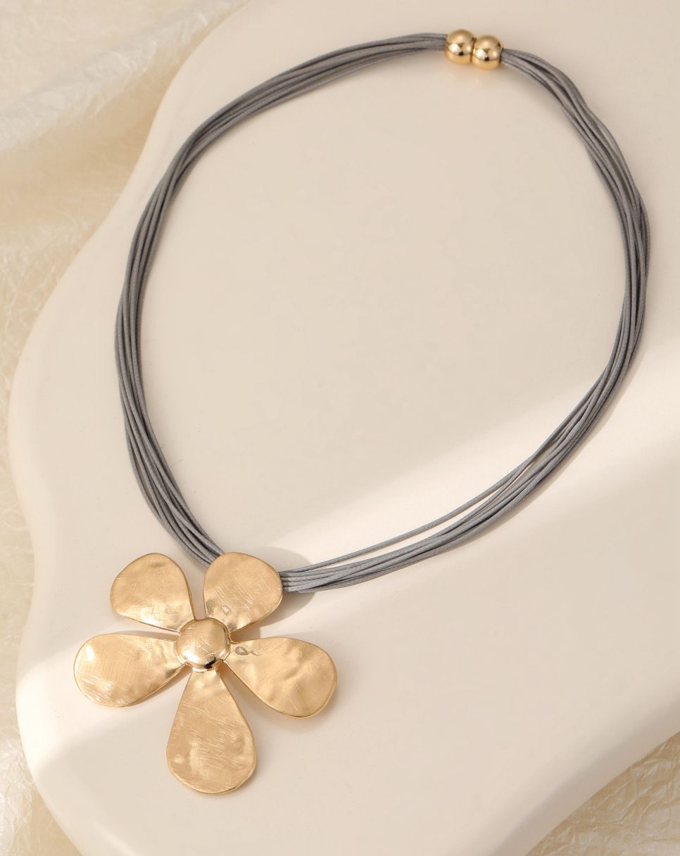 Magnetic Clasp Daisy Necklace