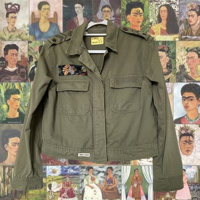 Blouson kaki Frida Kahlo : L&#39;art et la force au quotidien