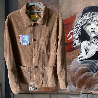 Veste velours Style workwear Banksy : L’art comme cri d’alerte