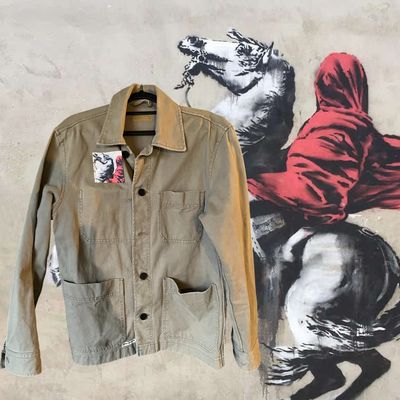 Veste Banksy : Le cavalier rouge, l’histoire revisitée