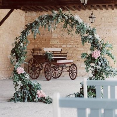 Arche ronde pour cérémonie à garnir de feuillage et de fleurs