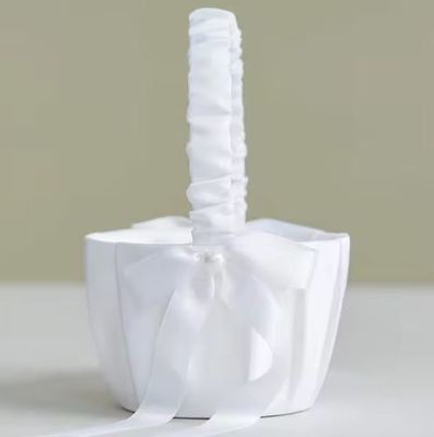 Panier en satin blanc pour enfant d&#39;honneur