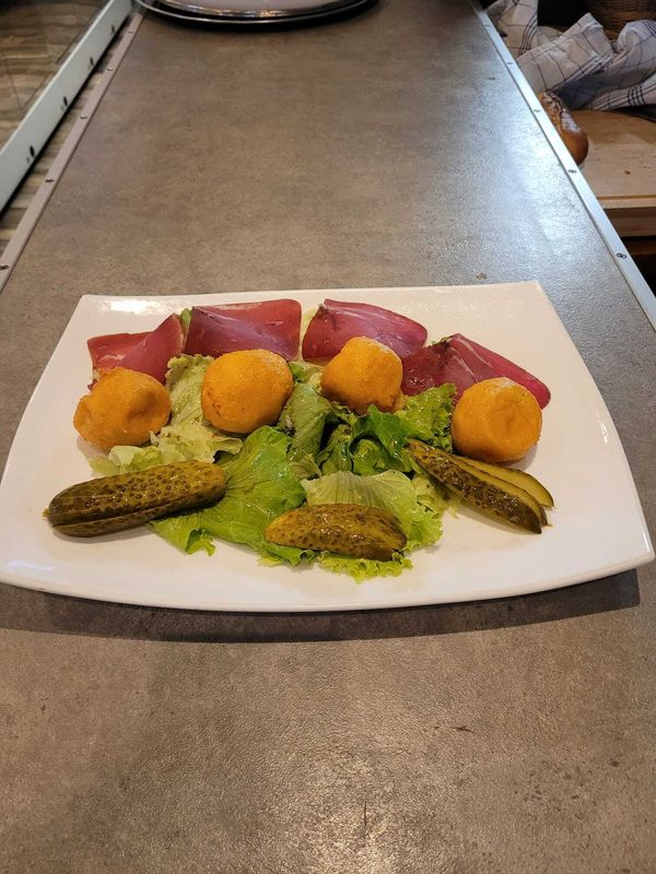 Malakoff avec salade et viande séchée
