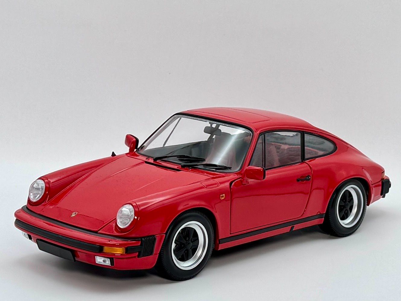 1:18 Porsche 911 Carrera Coupe 3.2 Minichamps