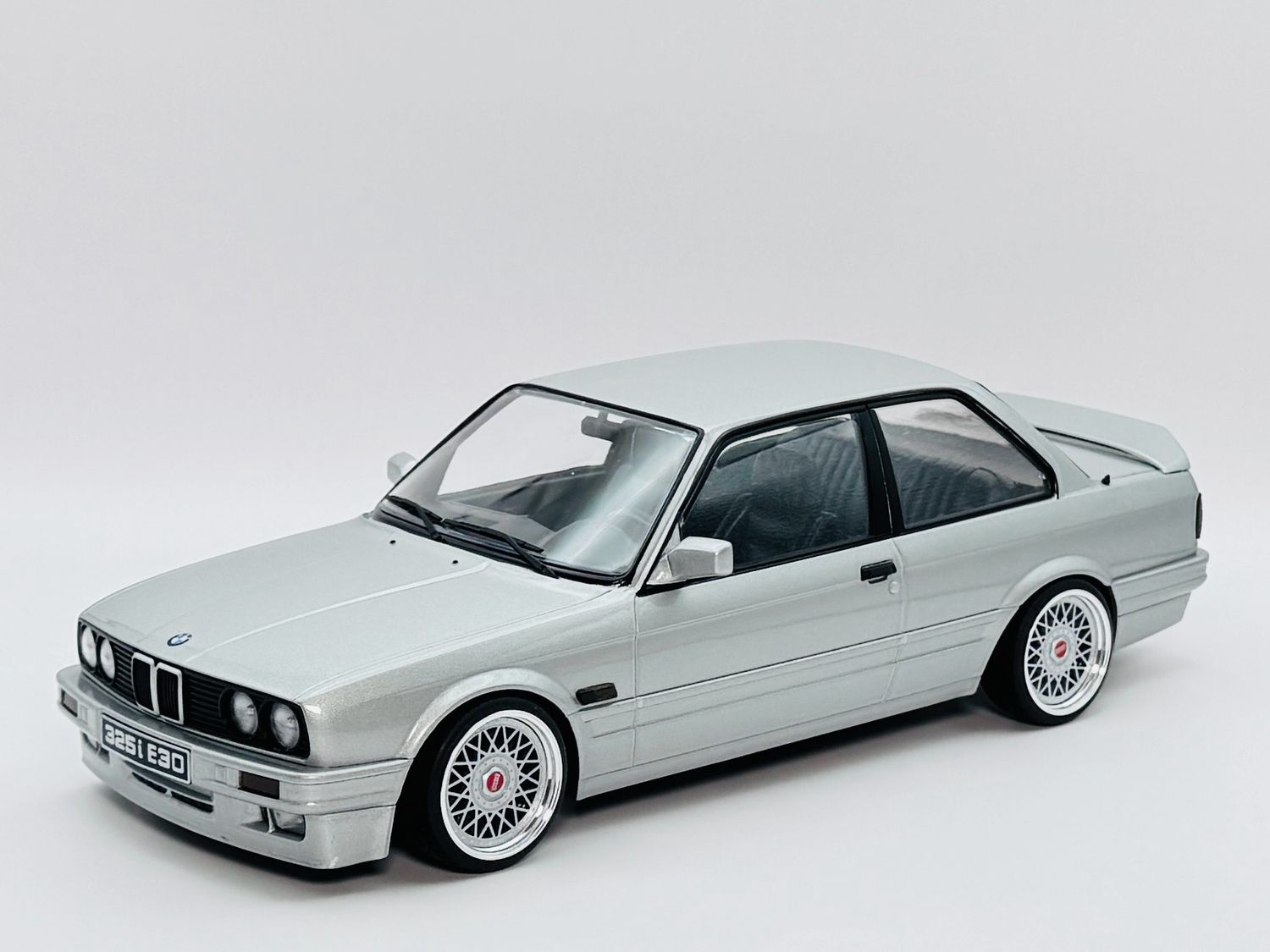 1:18 BMW 325i