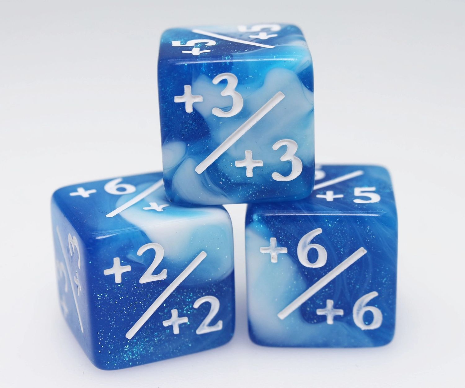 D6 (8): +1/+1 White &amp; Blue Glitter Counters For Magic - Set of 8