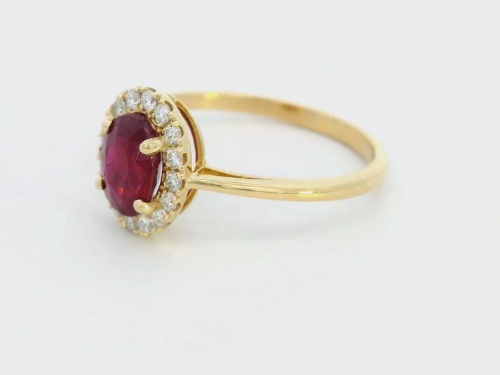 0.62CT NATURAL-GROWN OVAL RUBY
