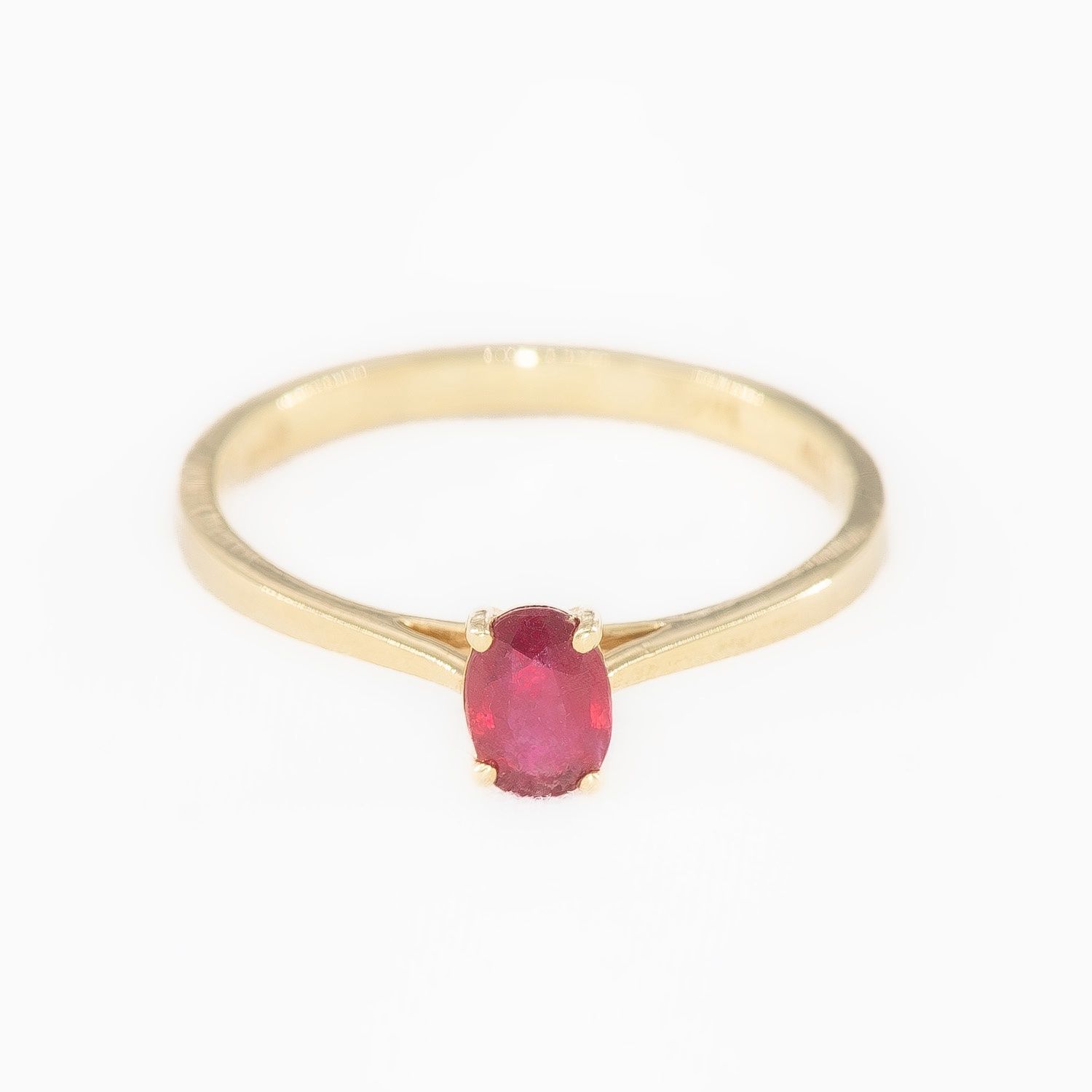 0.48CT NATURAL-GROWN OVAL RUBY