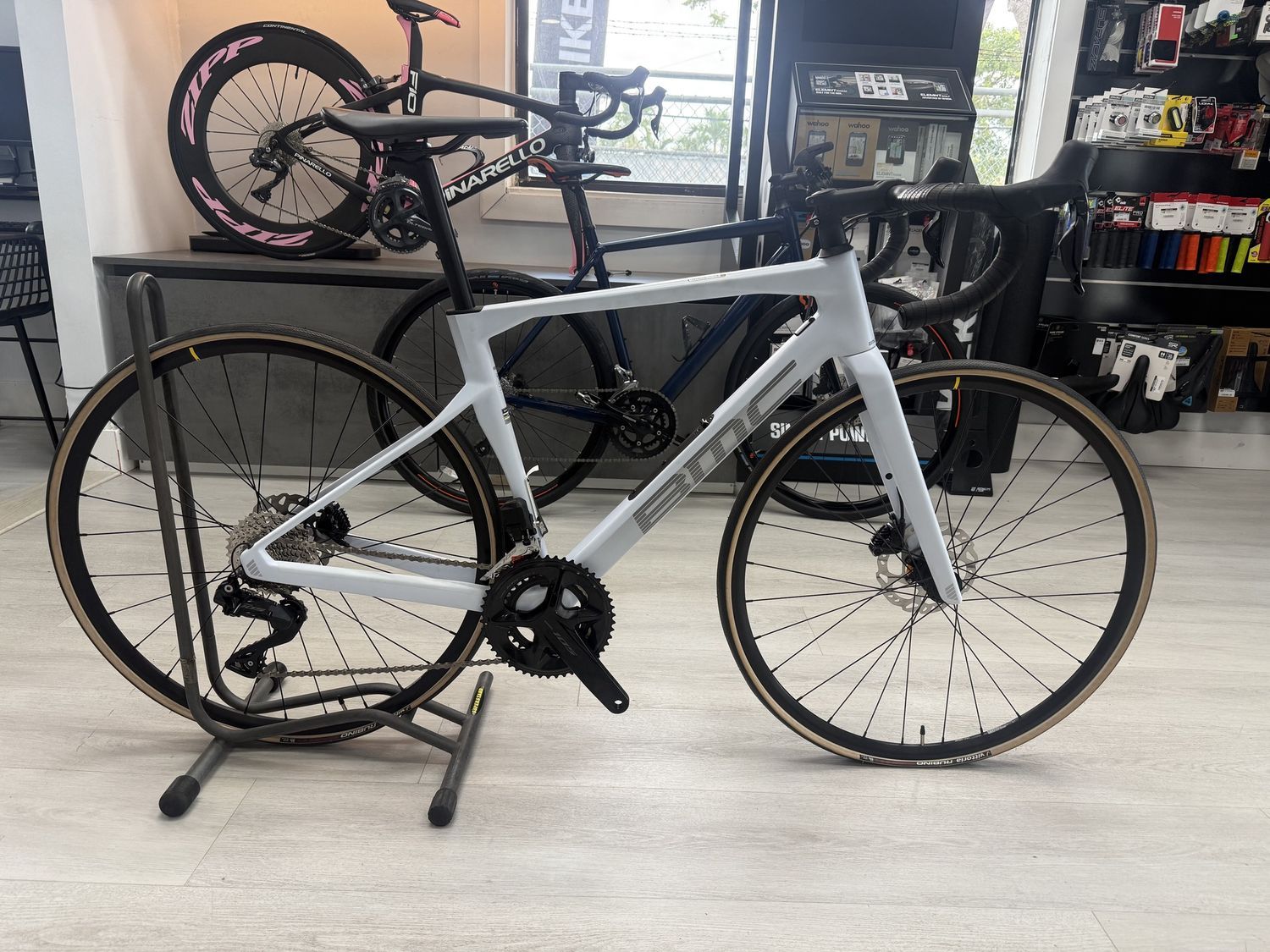 BMC Roadmachine FOUR Shimano 105 Di2 12-Speed Disc Road Bike Size 51 -