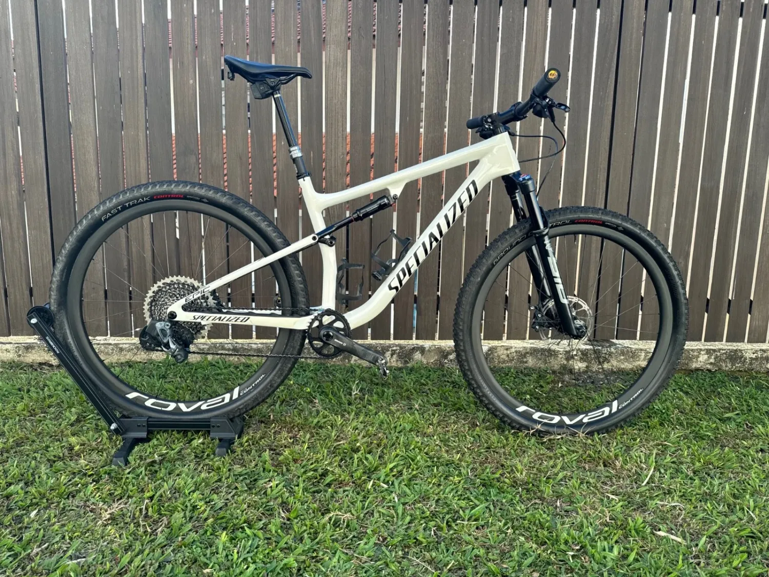 Specialized Epic Carbon Mountain Bike – Large