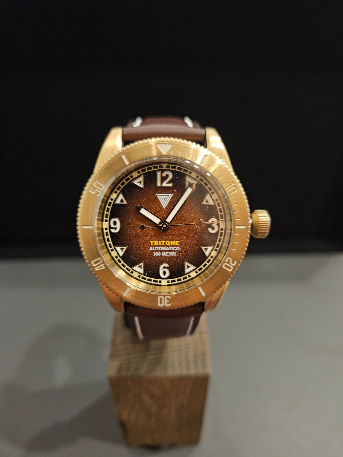 VERTIGO TRITONE BRONZO ROCCIA ROSSA