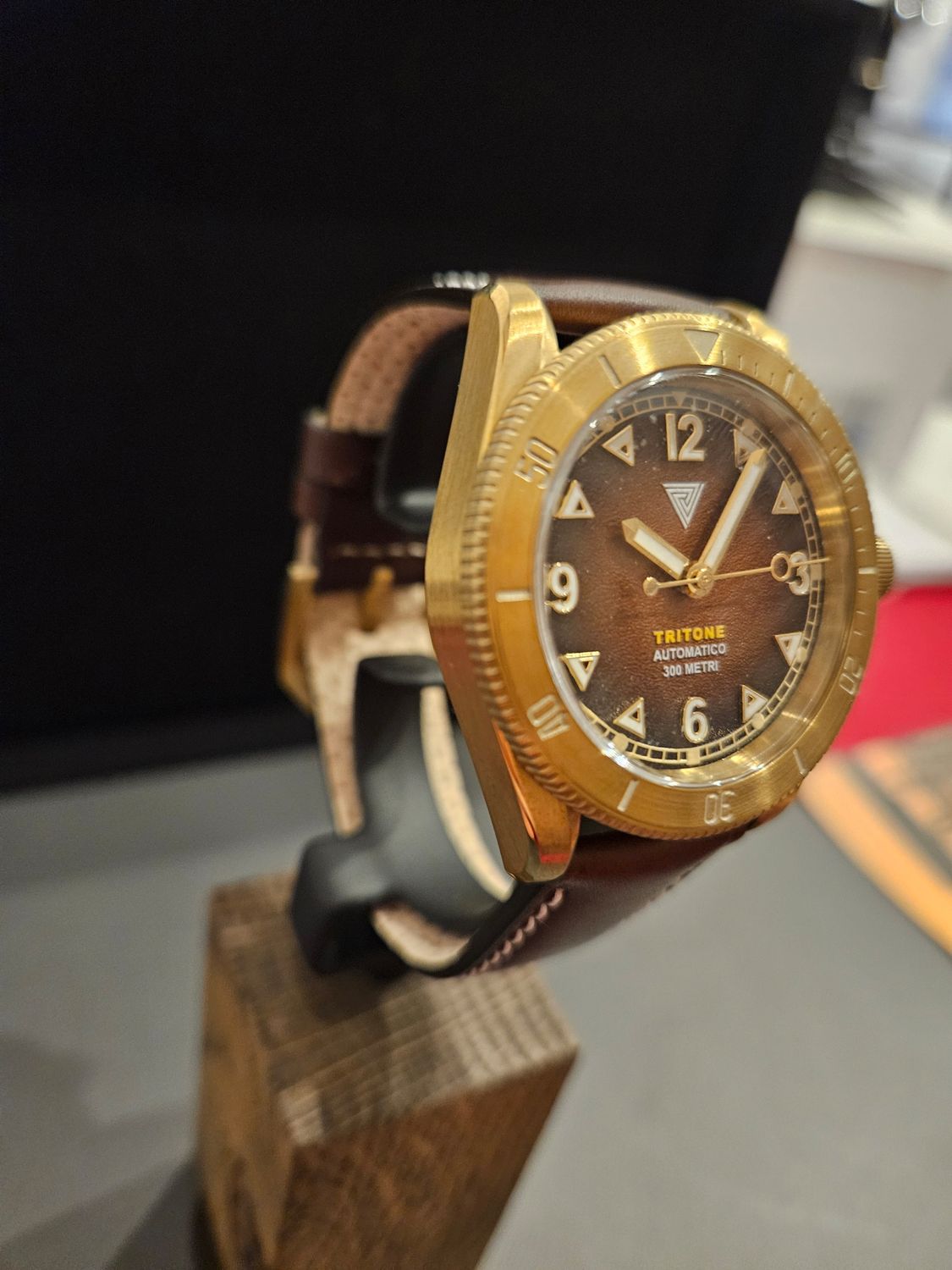 VERTIGO TRITONE BRONZO ROCCIA ROSSA