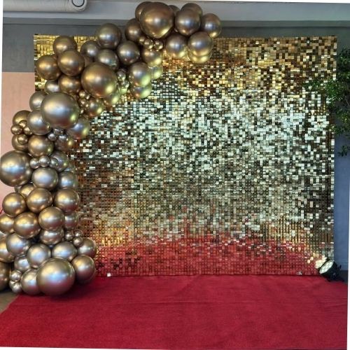 Auksinė nuotraukų siena su balionų girlianda
Auksinė nuotraukų siena su dekoratyviniais balionais, puikiai tinka šventėms ir fotosesijoms.
Golden photo wall with balloon garland, perfect for events and photoshoots