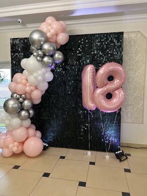 Juoda foto siena su balionų girlianda ir helio skaičiais – stilingas dekoro sprendimas jūsų šventei