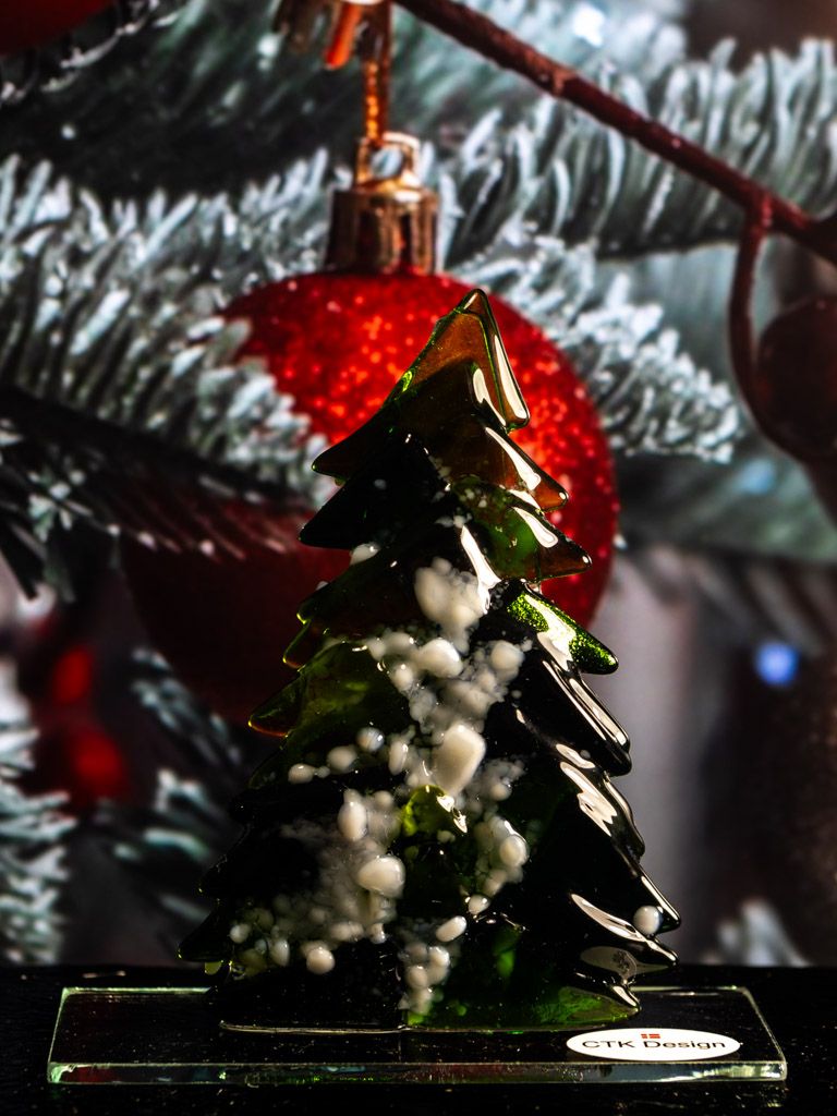 Juletræ med sne på glasfod