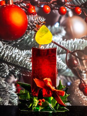 Juledekoration med rød sløjfe, til lys
