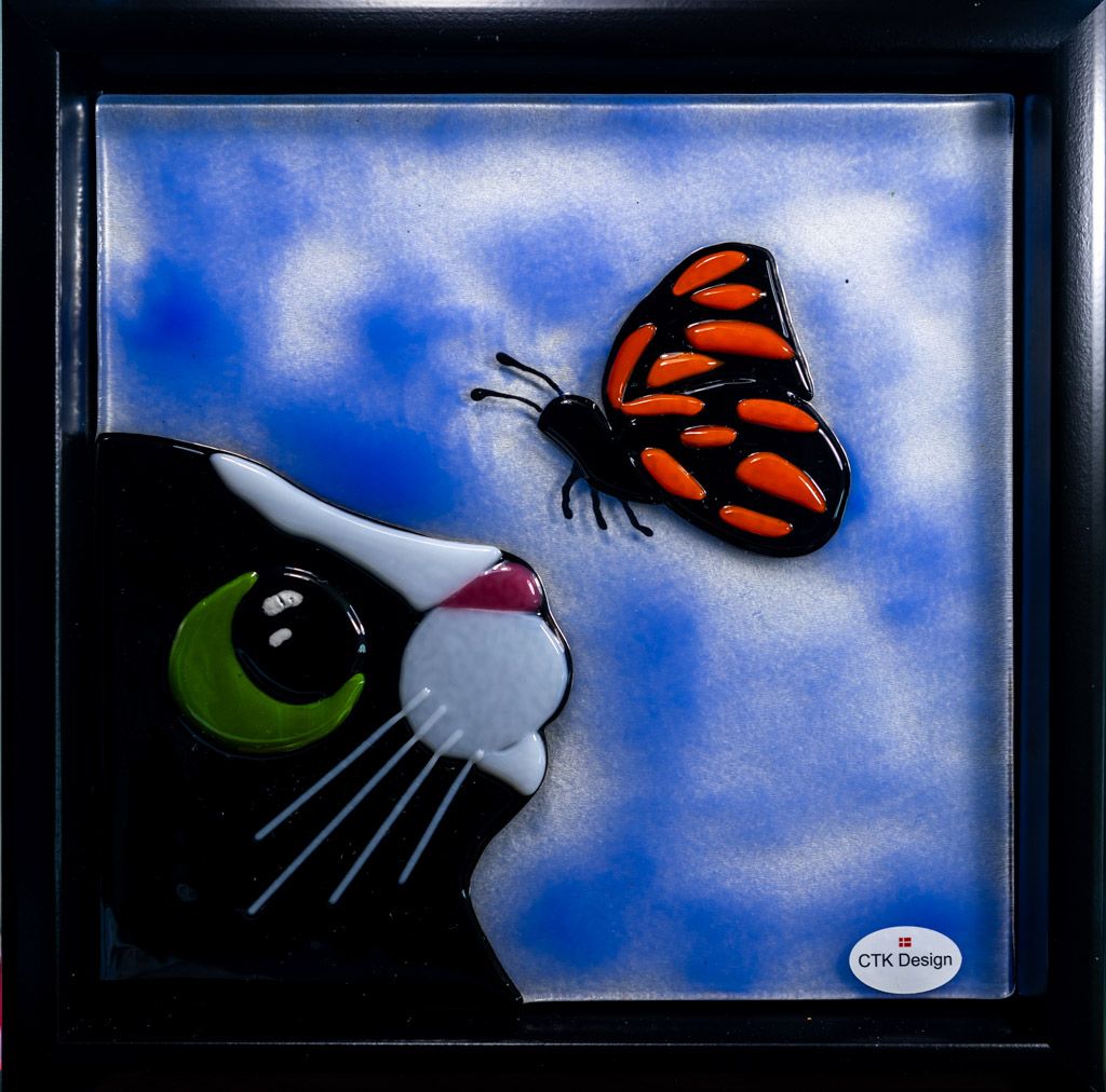 Glasbillede, kat med sommerfugl