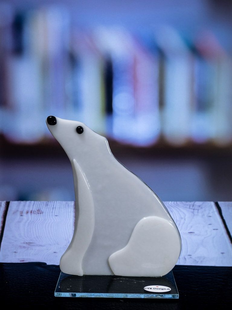 Glasfigur Isbjørn, siddende på rumpen, kigger mod vest, på glasfod 02
