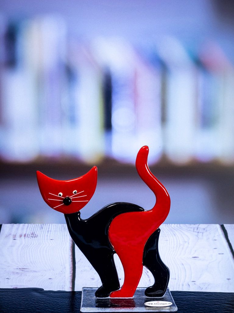 Glasfigur Kat, sort rød med rødt hoved, på glasfod