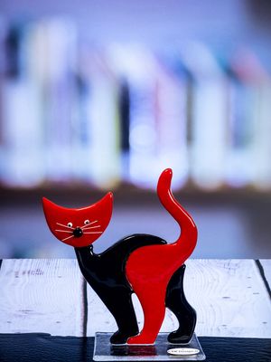 Glasfigur Kat, sort rød med rødt hoved, på glasfod