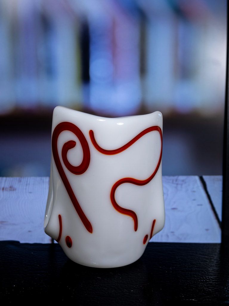 Glas Vase, lysestage, hvid med rødbrunt mønster