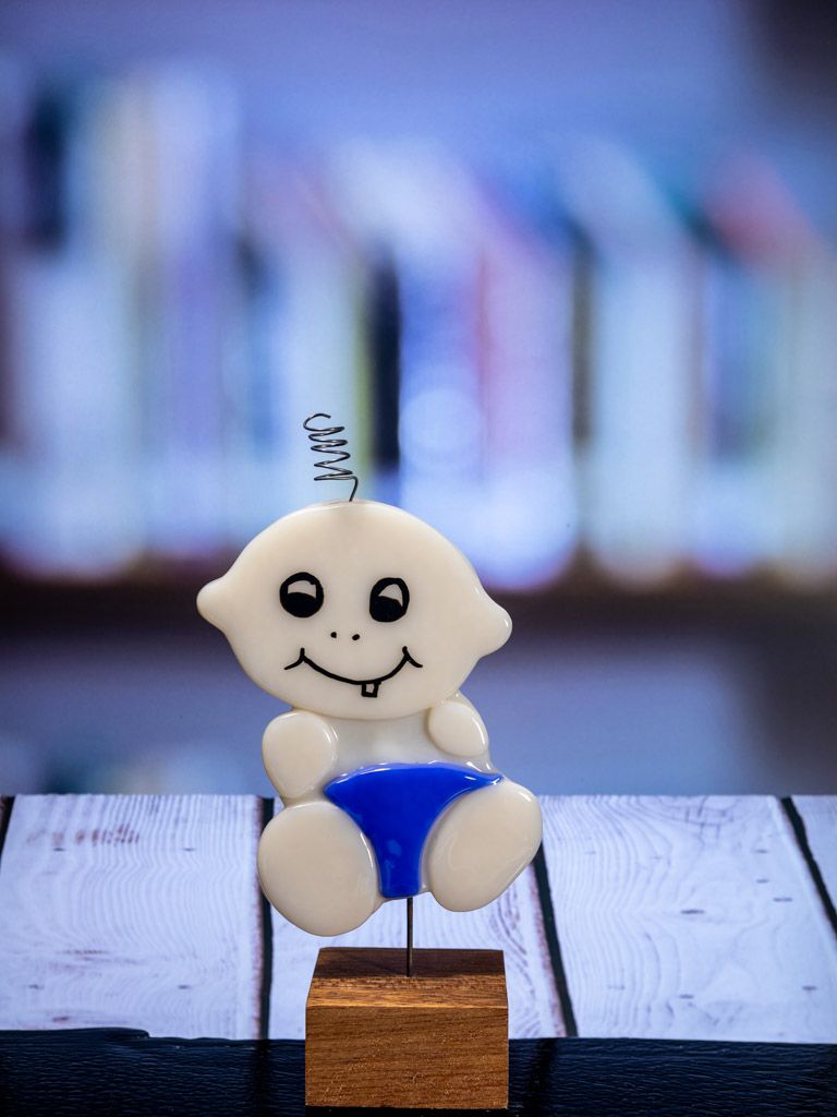 Glasfigur Baby dreng, på træfod