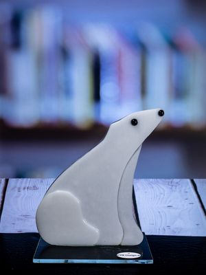Glasfigur Isbjørn, siddende på rumpen, kigger mod øst, på glasfod