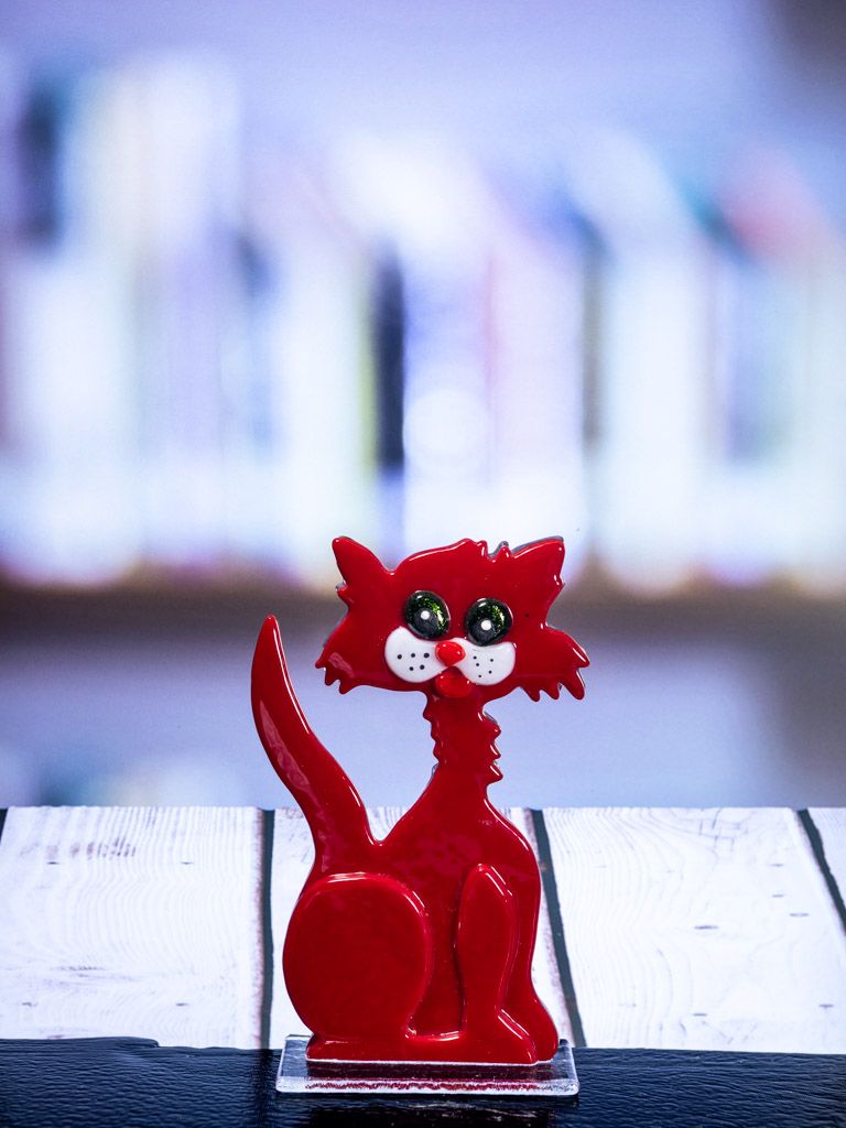 Glasfigur Kat, tegneserie look, rød på glasfod
