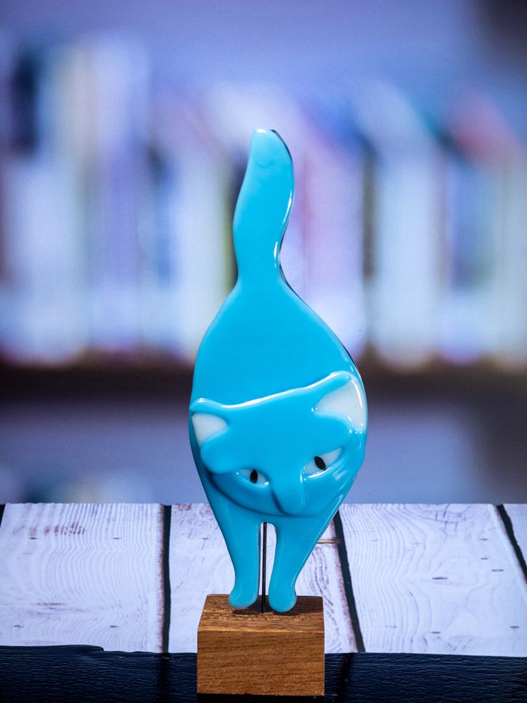Glasfigur Kat, turkis, med høj hale, på træfod