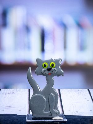 Glasfigur Kat, tegneserie look, grå på glasfod