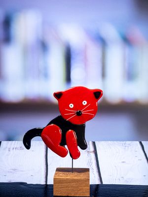 Glasfigur Kat, rød, sort, med rødr hoved, på træfod
