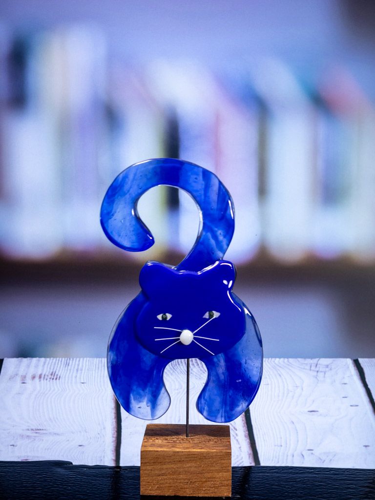 Glasfigur Kat, blå, siddende, kroget hale, på træfod