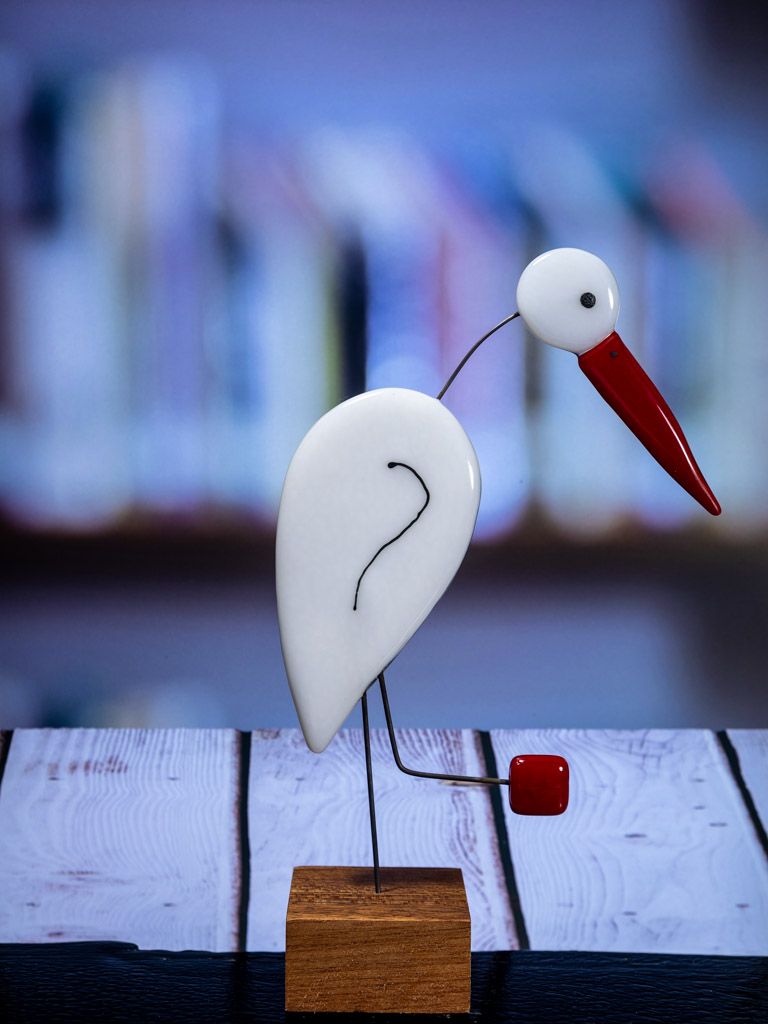 Glasfigur Stork, hvid med rødt næb, på træfod