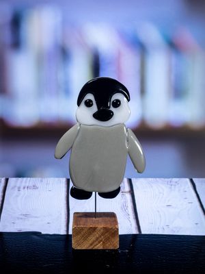 Glasfigur Pingvinunge på træfod