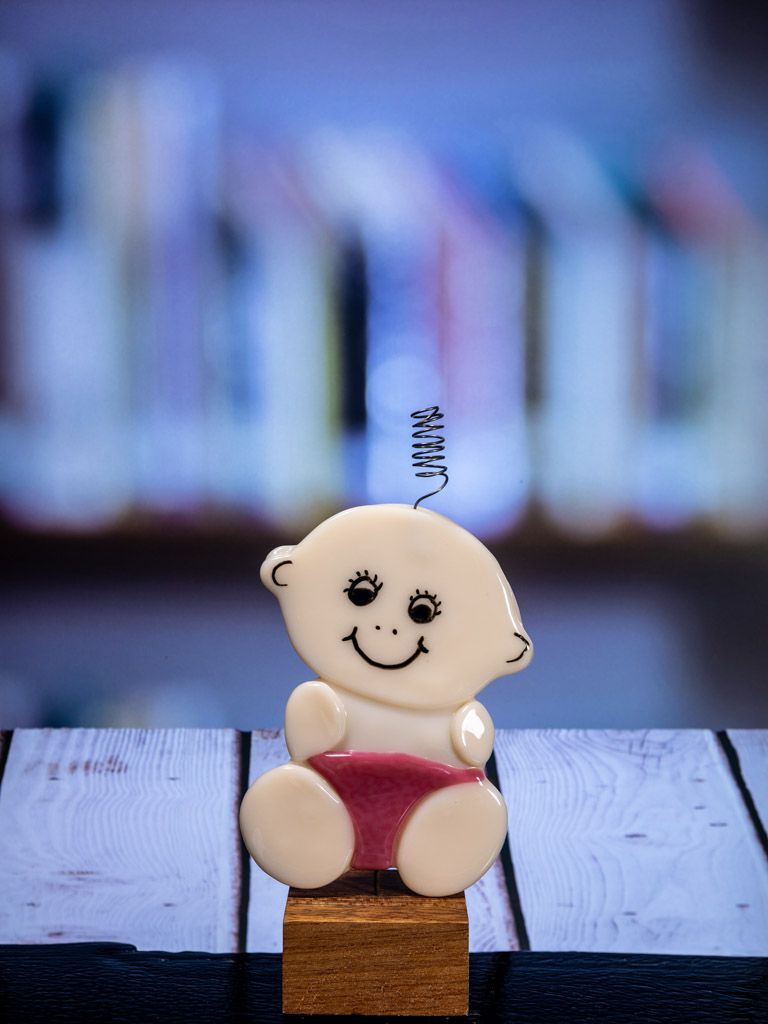 Glasfigur Baby pige, på træfod 02