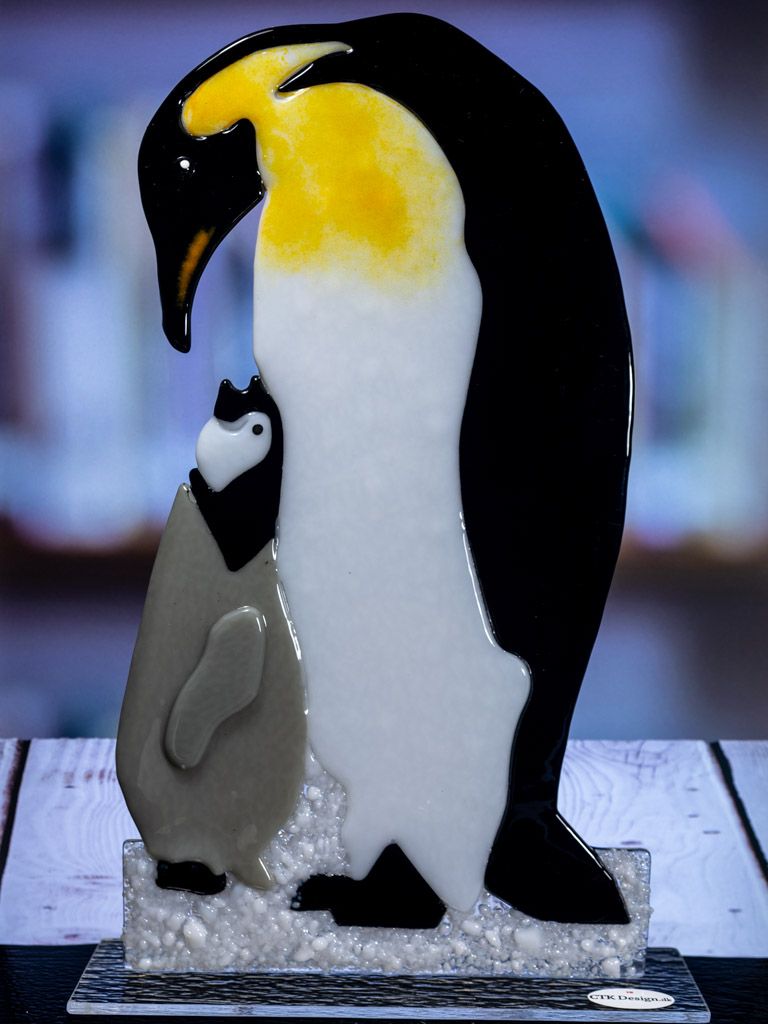 Glasfigur Pingvin med unge, på glasfod