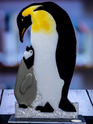Glasfigur Pingvin med unge, på glasfod