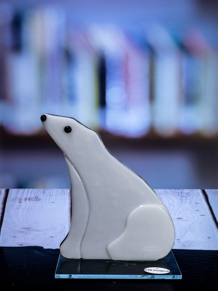 Glasfigur Isbjørn, siddende på rumpen, kigger mod vest, på glasfod