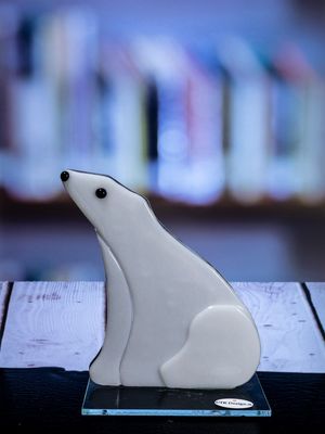 Glasfigur Isbjørn, siddende på rumpen, kigger mod vest, på glasfod