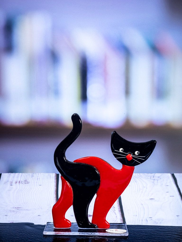 Glasfigur Kat, sort rød med sort hoved, på glasfod