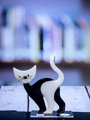 Glasfigur Kat, sort hvid med hvidt hoved, på glasfod