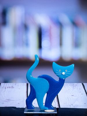 Glasfigur Kat, blå med blåt hoved, på glasfod