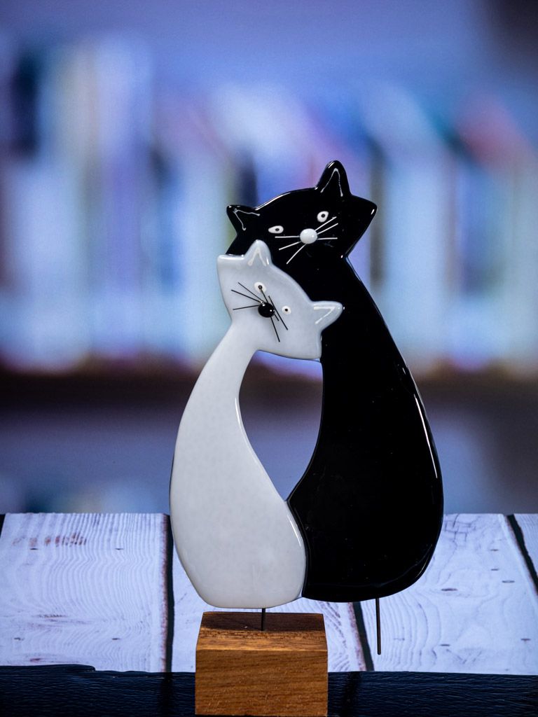 Glasfigur Katte, sort og hvid, kæler,på træfod