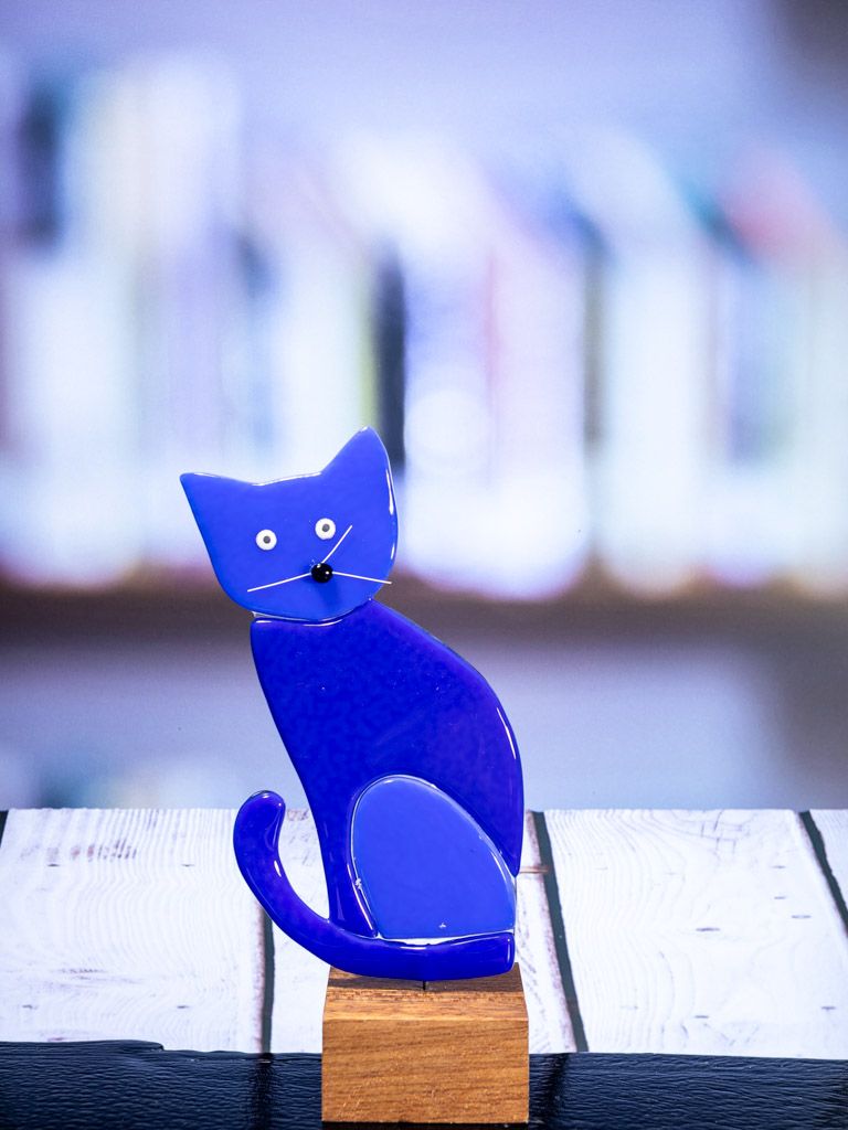 Glasfigur Kat, blå, siddende, på træfod