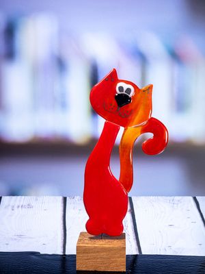Glasfigur Kat, rød, siddende, på træfod