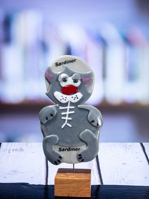 Glasfigur Kat, i sardindåse, grå, på træfod