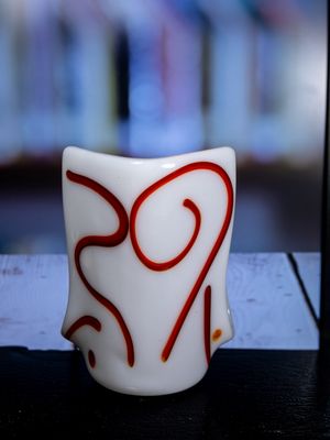 Glas Vase, lysestage, hvid med rødbrunt mønster