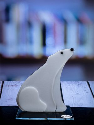 Glasfigur Isbjørn, siddende på rumpen, kigger mod øst, på glasfod 02