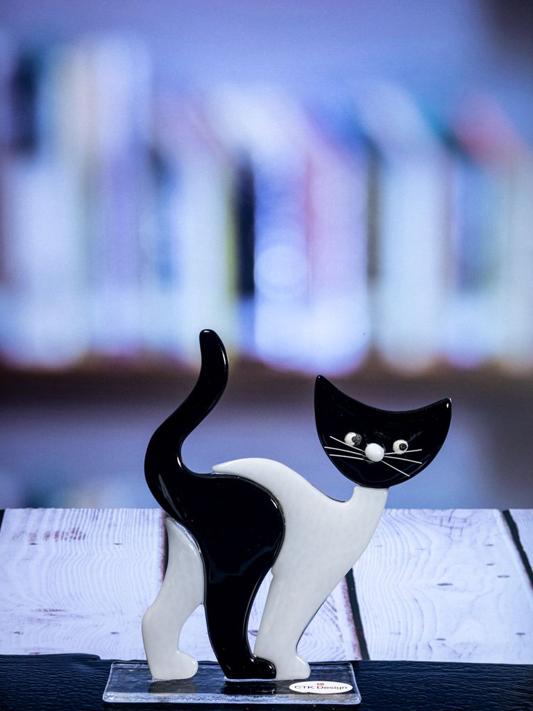 Glasfigur Kat, sort hvid med sort hoved, på glasfod
